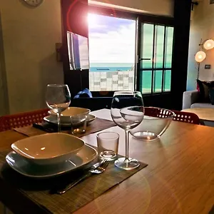  Appartamento Modern & Bright Flat - 2 Min From The Sea